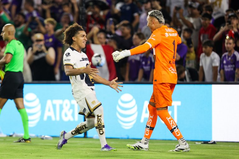 Coco Carrasquilla y Keylor Navas se felicitan tras vencer a Orlando City en penaltis. (Foto: Pumas MX)