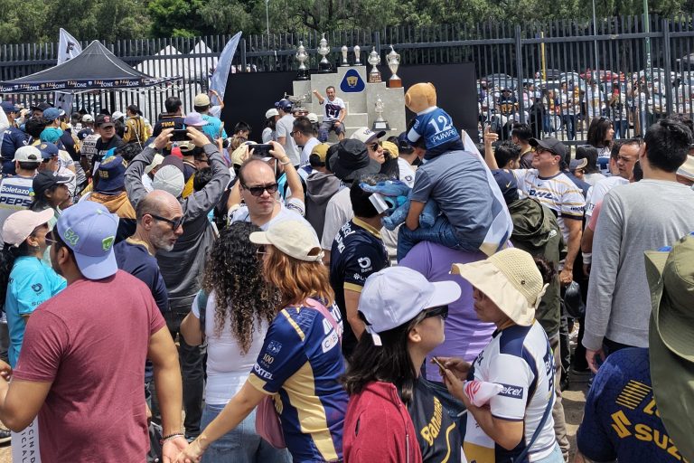 La afición auriazul acudió en gran número al Pumas Fan Fest y se tomó fotos con los siete trofeos de liga.