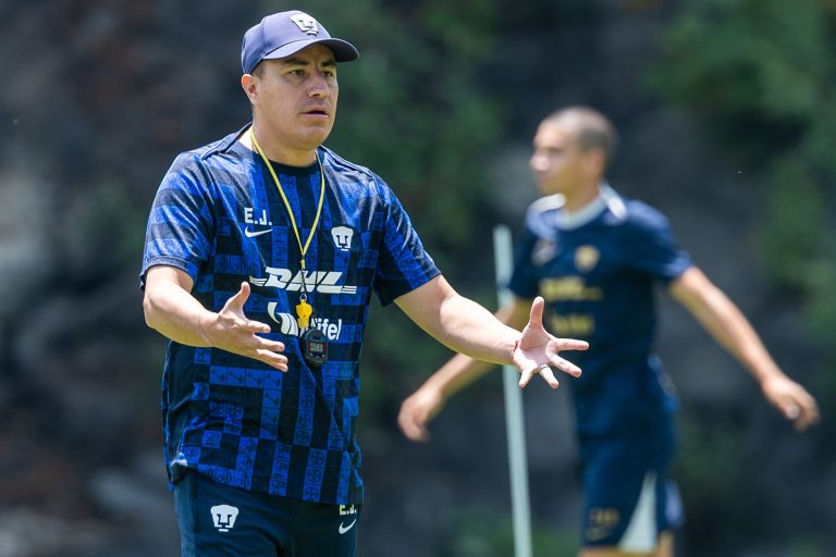 Efraín Juárez en un entrenamiento de los Pumas.