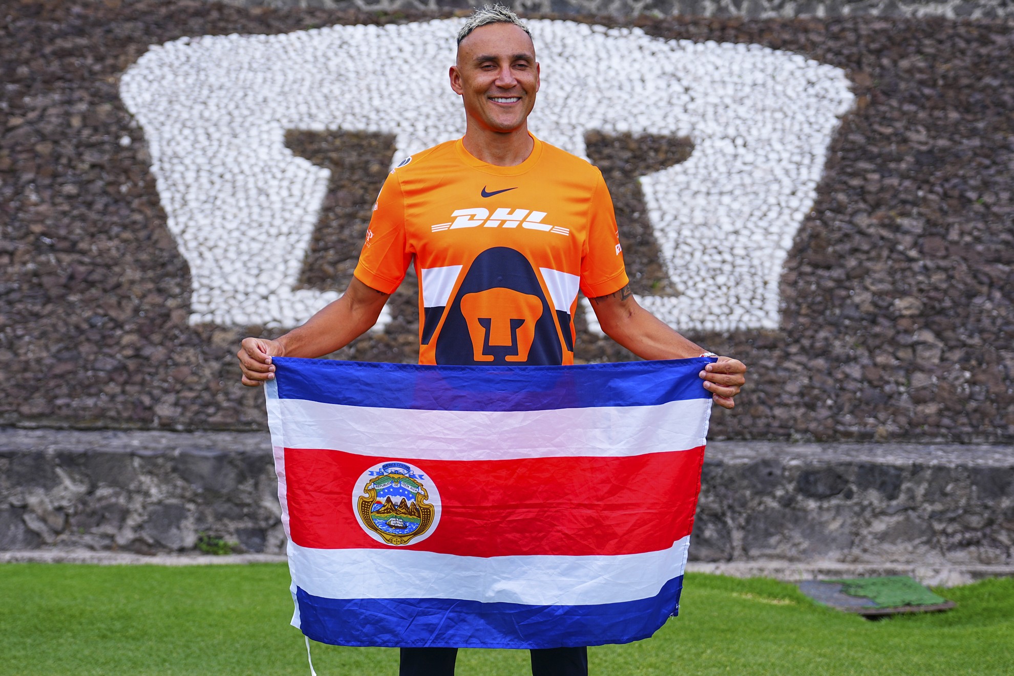 Keylor Navas presume la bandera de Costa Rica en su primer día como portero de los Pumas. (Foto: Club Universidad Nacional)