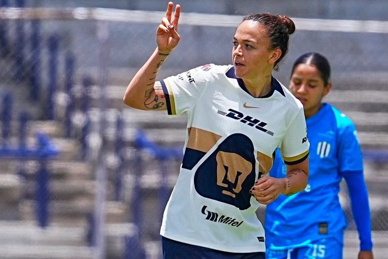Stephanie Ribeiro festeja su doblete en la goleada de Pumas a Rayadas. (Foto: Facebook Pumas MX Femenil)