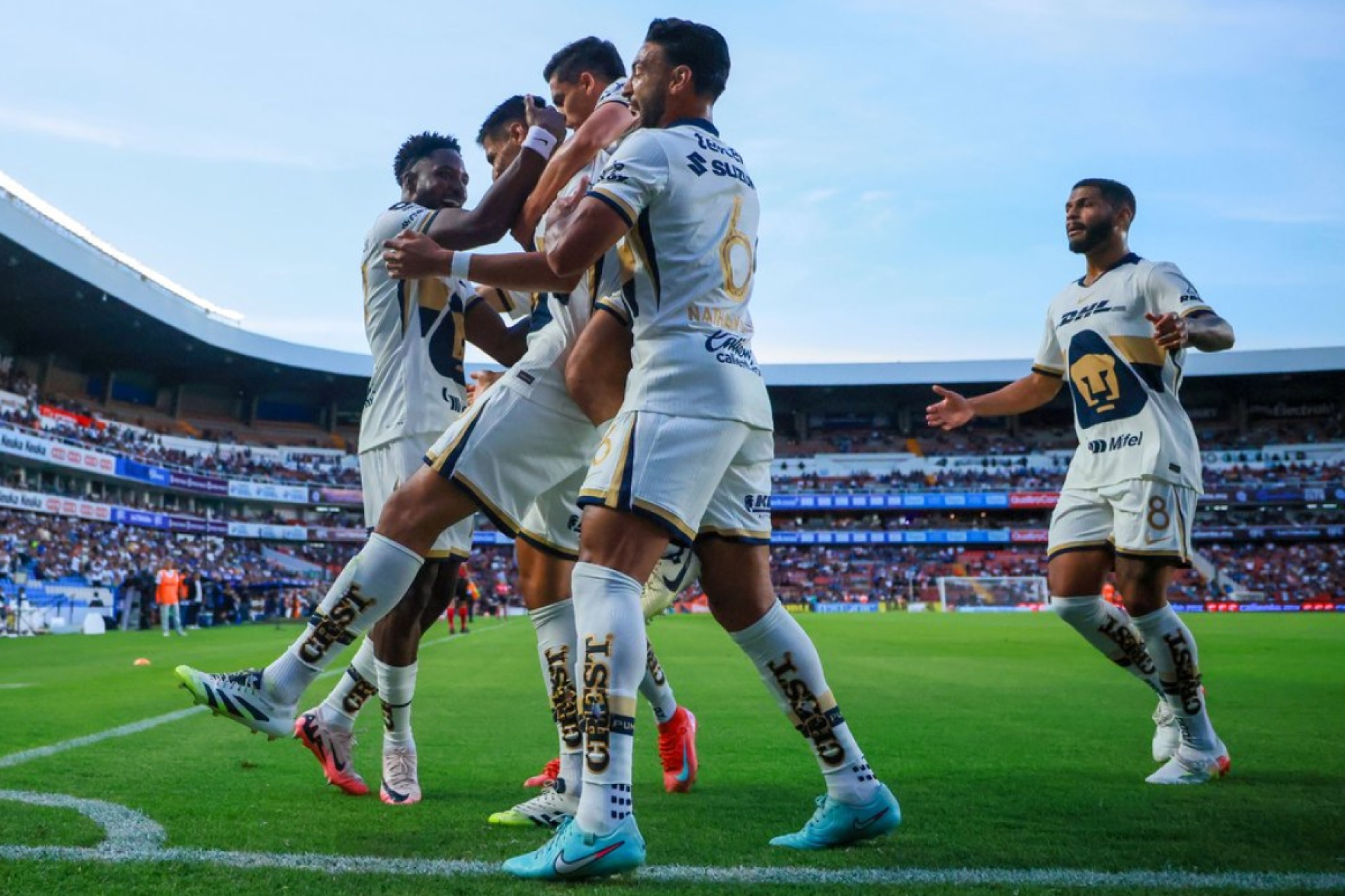 El Memote Martínez celebra el 1-0 de Pumas sobre Querétaro. (Foto: X @PumasMX