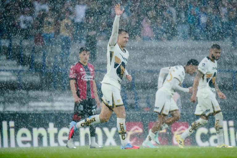 Aaron Ramsey celebra el gol del triunfo de Pumas en el Estadio Olímpico Universitario. (Foto: Facebook Pumas MX))