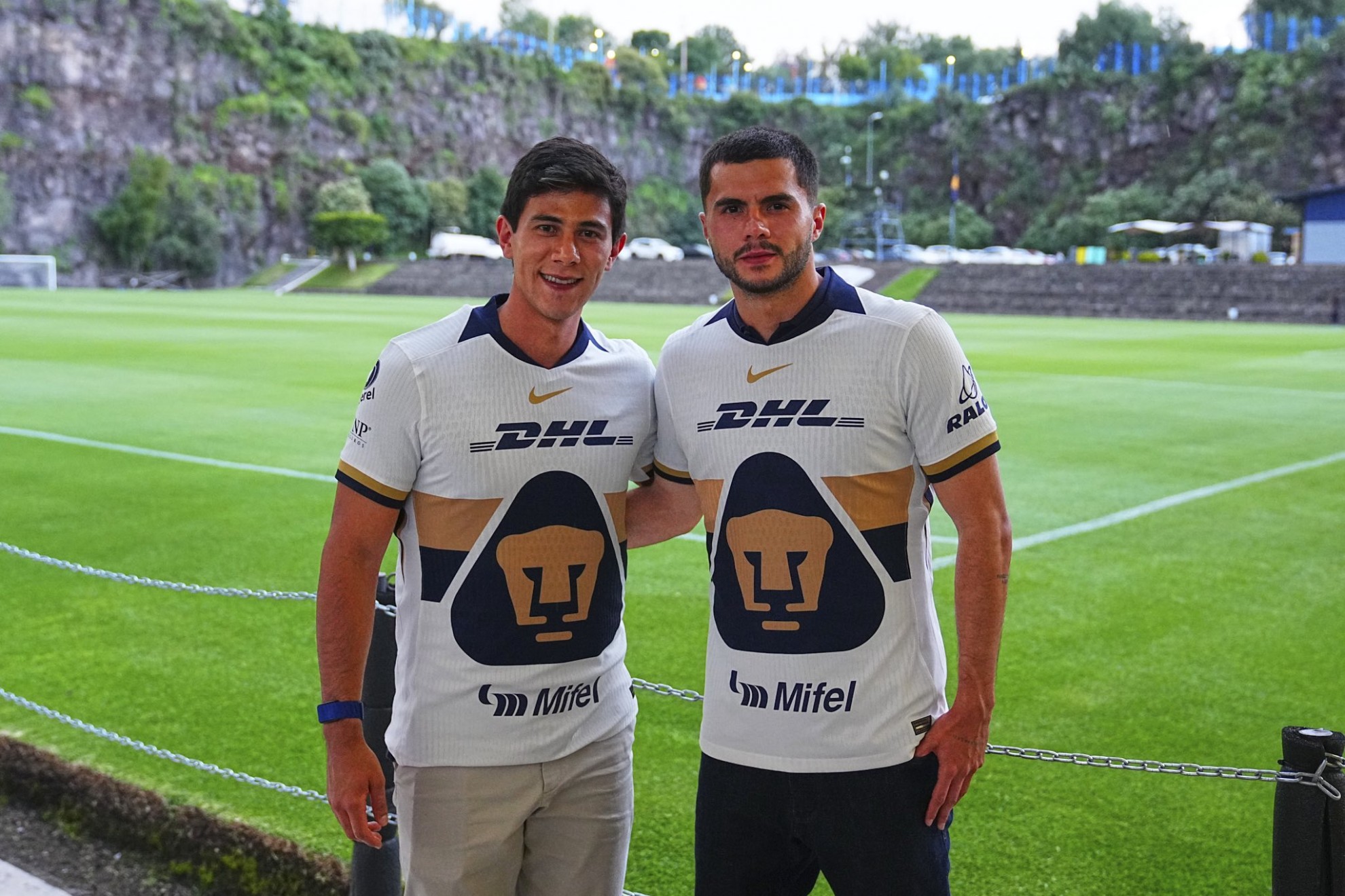 JJ Macías y Alan Medina posan en la Cantera tras ser presentados en Pumas. (Foto: X Pumas MX)