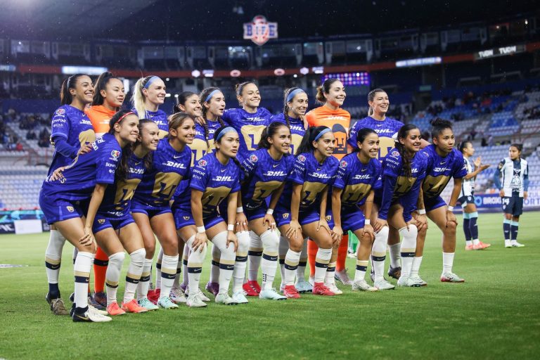 Nuestras Pumas presumen el uniforme azul por primera vez en el Apertura 2025. (Foto: Facebook Pumas MX Femenil)