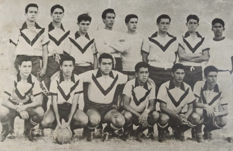 El equipo con los pioneros de Pumas en el futbol profesional, en el debut en Segunda División contra Monterrey. (Foto: Club Universidad Nacional)
