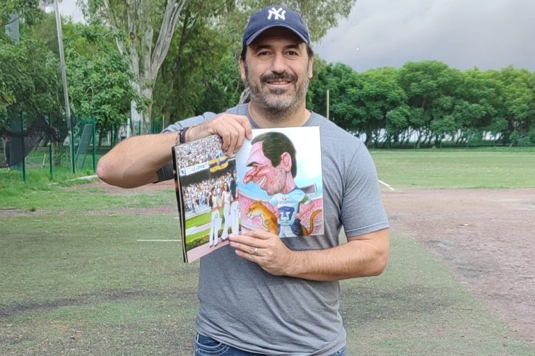Joaquín Beltrán posa con la edición de la revista ¡GOOOYA! en la que se publicó su entrevista y su caricatura. (Foto: Julián Martínez)