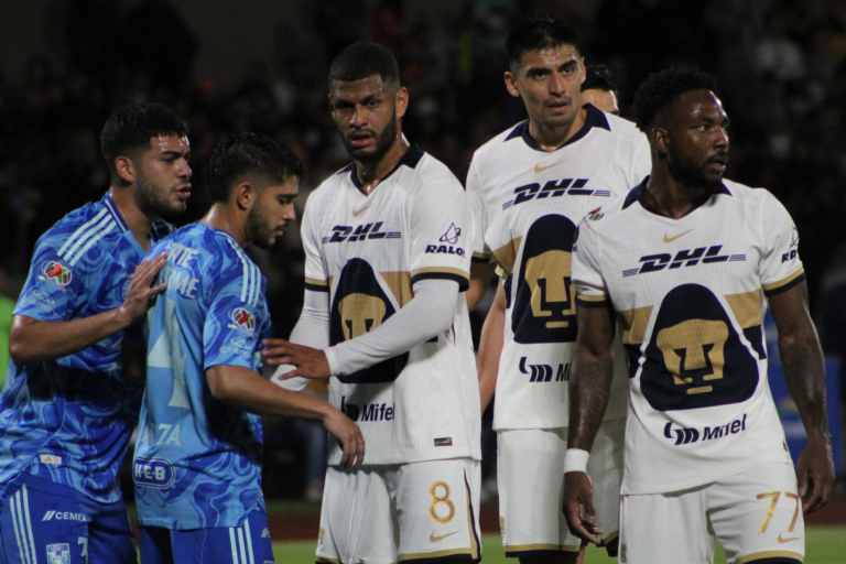 José Caicedo, Memote Martínez y la Pantera Angulo durante el juego ante Tigres. (Foto: Rodrigo Fernández)