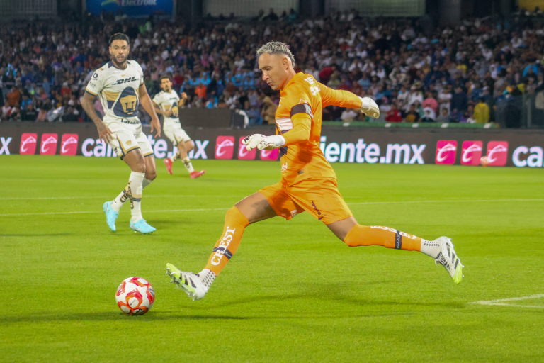 Keylor Navas es el pilar para que Pumas aspire a ser contendiente en el Apertura 2025. (Foto: Pumas MX)