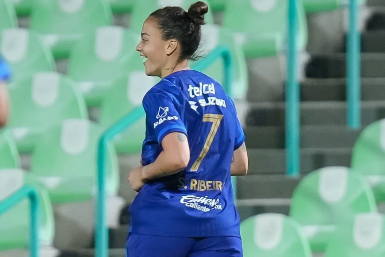 Stephanie Ribeiro fue la heroína de Pumas Femenil en el triunfo sobre Santos con tres goles y una asistencia. (Foto: Facebook Pumas MX Femenil)