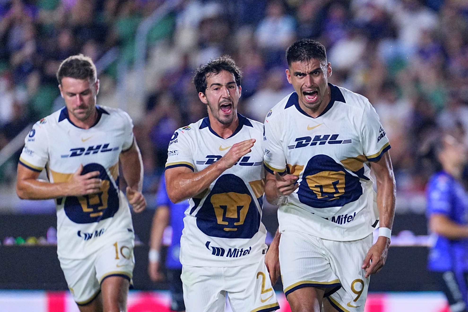 Memo Martínez marca un doblete en la goleada de Pumas sobre Mazatlán, para romper su mala racha. (Foto: Facebook MX)