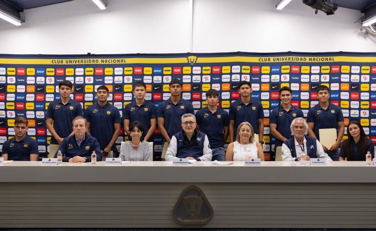 Luis Raúl González y Miguel Mejía Barón, en la entrega de diplomas de los graduados de la Cantera de los Pumas.