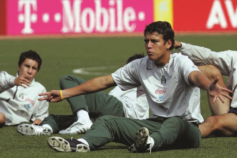 Héctor Moreno en una foto de Perú 2005, en la que también aparece Efraín Juárez, los dos PUMAS campeones del mundo.