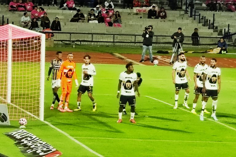 Keylor Navas no puede solo y sus compañeros en Pumas no le ayudan.