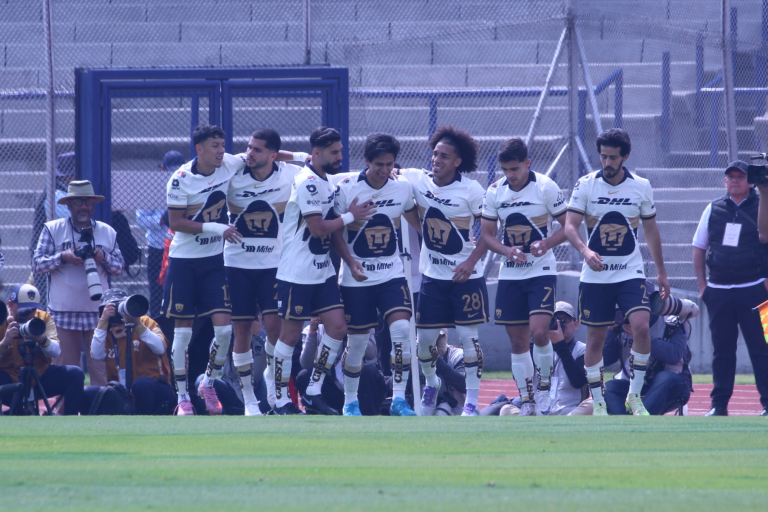 JJ Macías es felicitado tras abrir el marcador en la goleada de Pumas sobre Xolos. (Foto: Rodrigo Fernández)