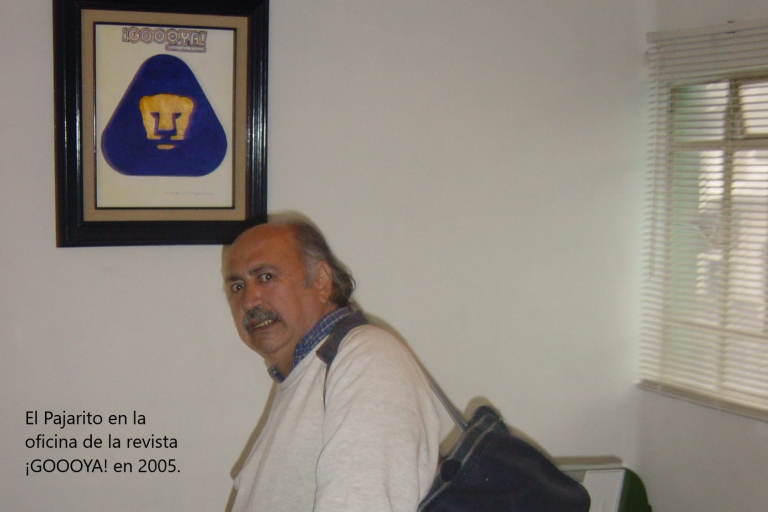El 'Pajarito' Andrade en una de sus visitas a la oficina de la revista ¡GOOOYA! posa junto al cuadro con el logo de Pumas.