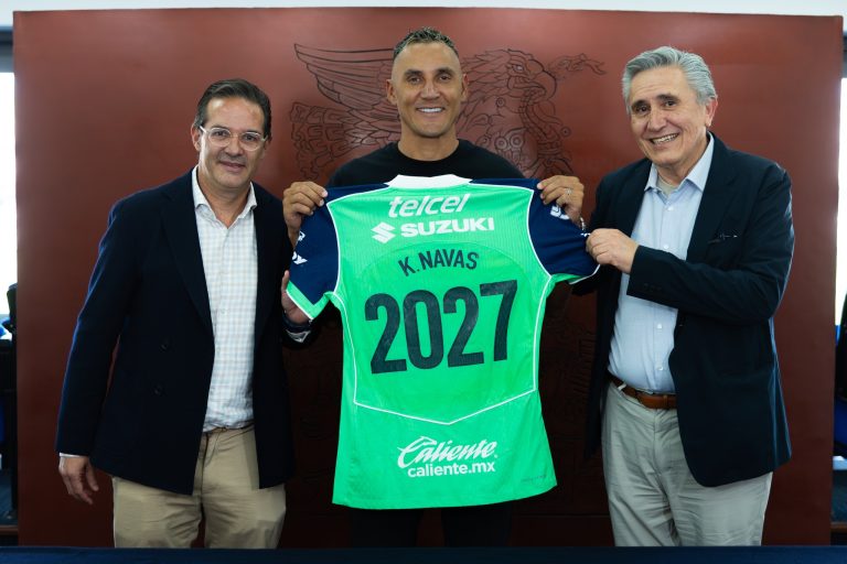 Keylor Navas posa con el uniforme de Puma, junto a Toño Sancho y Luis Raúl González, tras renovar hasta 2027. (Foto: PumasMX)