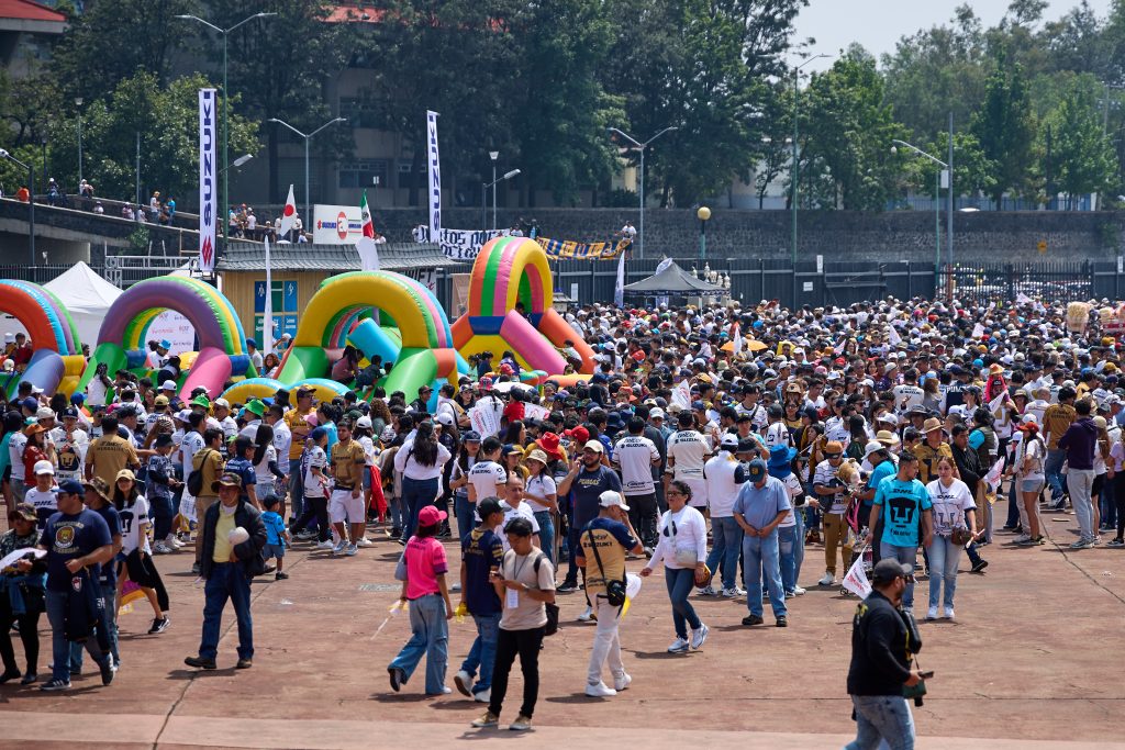 Niñas y niños disfrutan la Kids Zone del Pumas Fan Fest