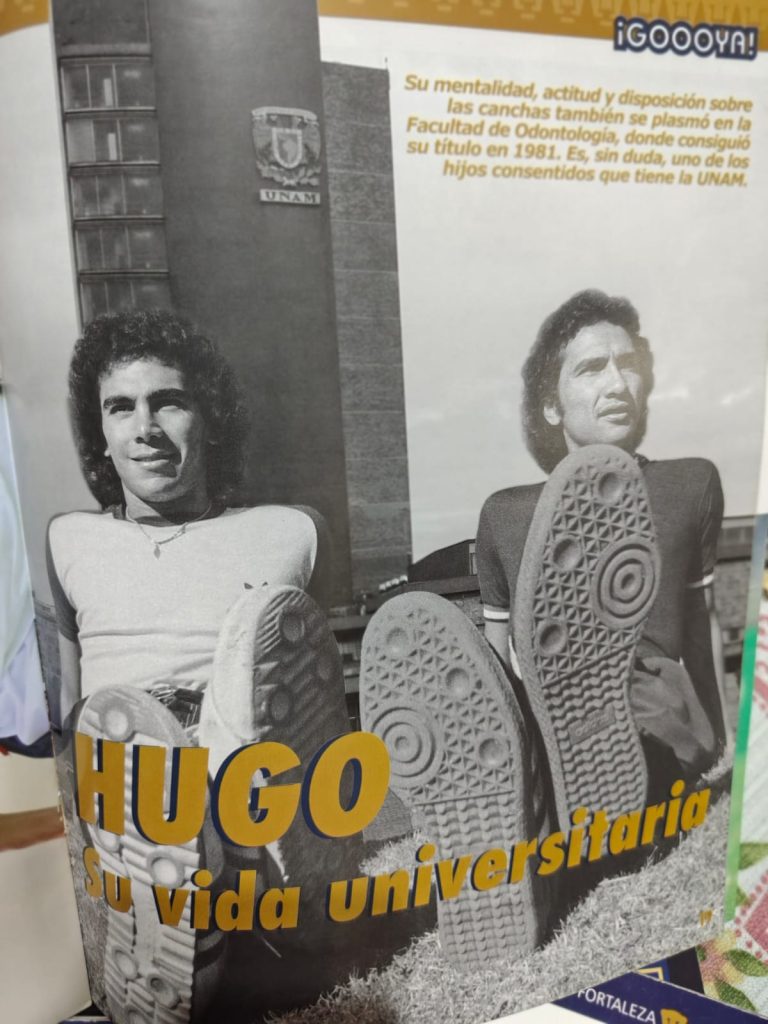 Hugo Sánchez y José Luis Pareja López frente a Rectoría en Ciudad Universitaria