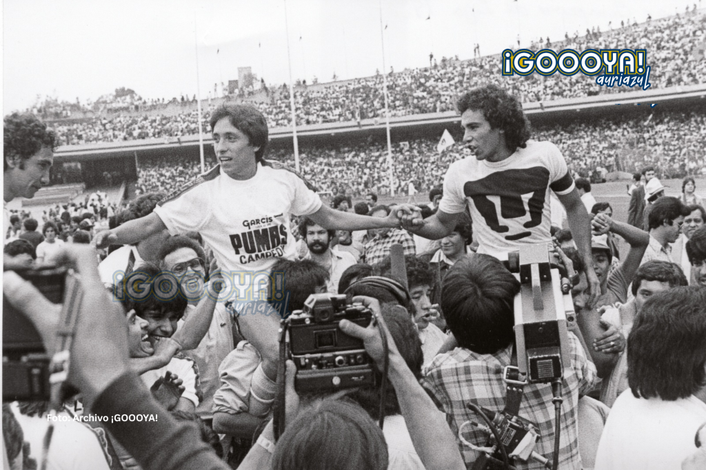 Hugo Sánchez celebra un campeonato con Pumas junto a Manuel Negrete
