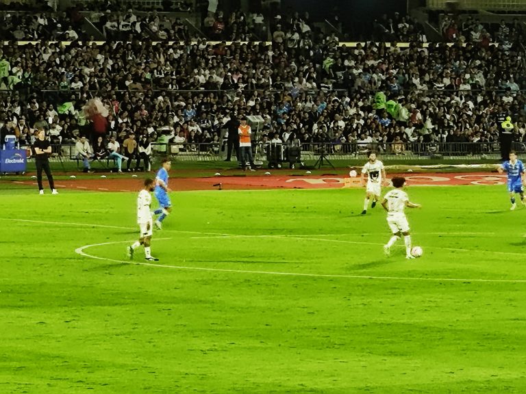 Pumas conduce el balón ante Cruz Azul con la tribuna llena del Estadio Olímpico Universitario, Jornada 11 del Apertura 2026